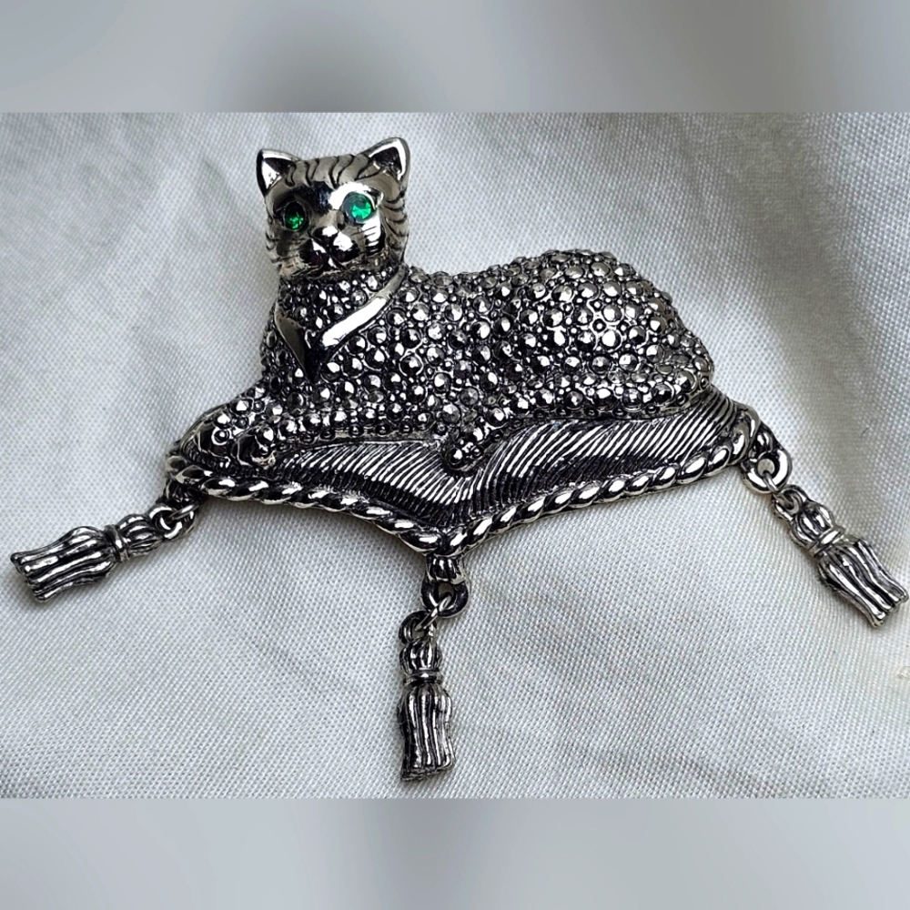 Avon Vintage silvertone Cat on pillow Brooch excellent condition green eyes